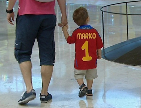 Aficionados españoles en el aeropuerto de Madrid-Barajas.