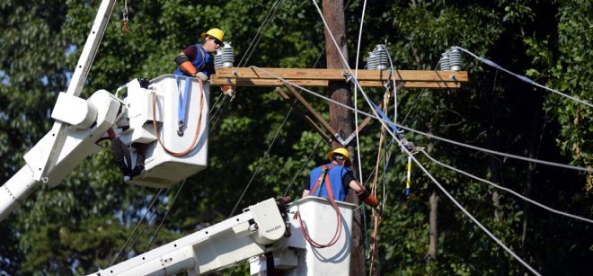Un grupo de obreros tratan de arreglar un cable de electricidad en Springfield, Virginia, EE.UU..