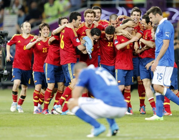 Los jugadores de España celebran la victoria ante Italia
