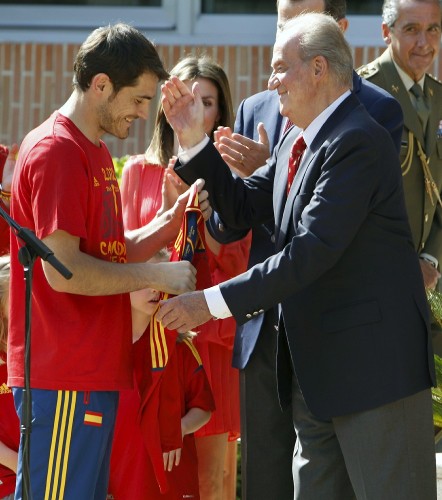 El rey Juan Carlos recibe de manos del capitán de la selección española de fútbol, Iker Casillas (i), una camiseta firmada. 