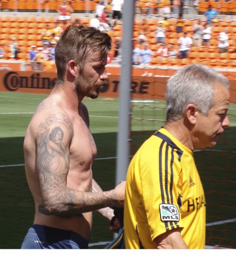 El jugador británico de Los Ángeles Galaxy David Beckham (i) sale del partido ante los Dynamo de Houston.