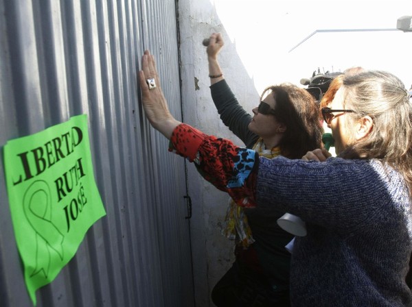 Ruth Ortiz, la madre de los dos niños desaparecidos en Córdoba hace siete meses, golpea hoy la puerta de la finca de Las Quemadillas.