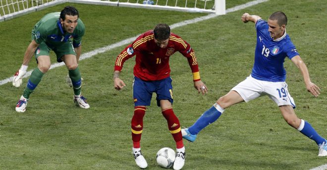 El defensa español Sergio Ramos (c) intenta marcar de tacón durante la final de la Eurocopa de fútbol 2012 entre España e Italia en el estadio Olímpico de Kiev, Ucrania hoy, domingo 1 de julio de 2012. España ganó el encuentro por 4-0.