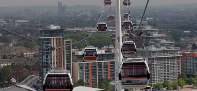 Vista general del nuevo telesférico que cruza el río Támesis de Londres, Reino Unido.