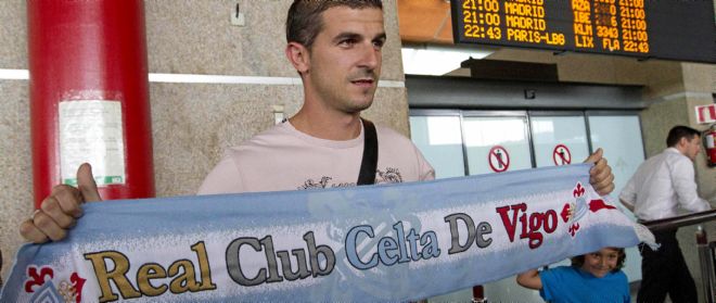 El portero Javi Varas, a su llegada al aeropuerto de Vigo.