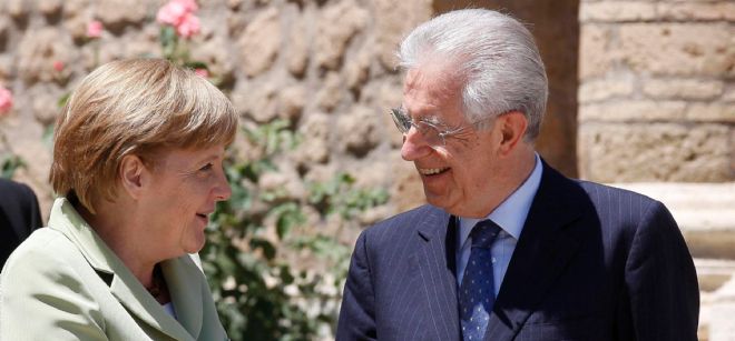 El primer minitro italiano, Mario Monti, recibe a la canciller alemana, Angela Merkel.