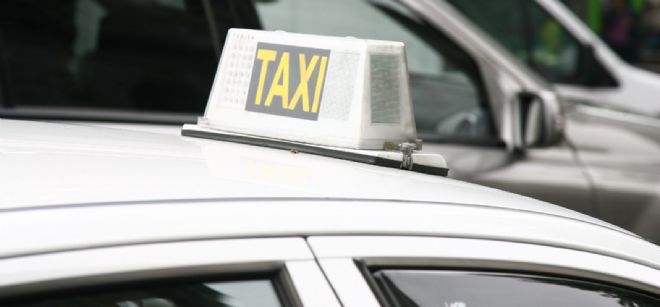 La liberalización del taxi podría suponer la pérdida de más de 10.000 puestos de trabajo.