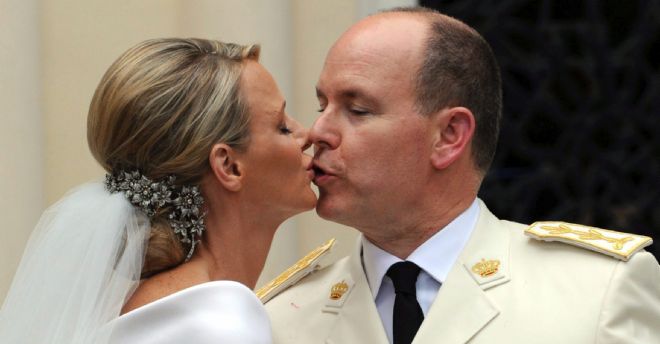 La princesa Charlene de Mónaco y el príncipe Alberto de Mónaco se besan en la iglesia Sainte Dévote.