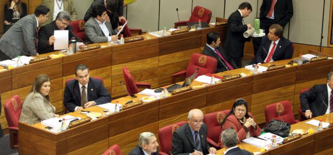 Un grupo de senadores asiste el jueves, 5 de julio de 2012, a una sesión de la Cámara Alta en Asunción (Paraguay).