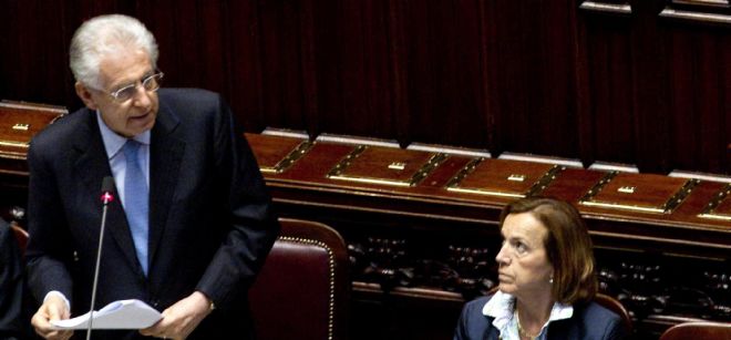 El primer ministro italiano, Mario Monti (abajo iz).