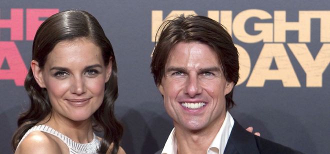 Fotografía de archivo fechada el 16 de junio de 2010 que muestra al actor estadounidense Tom Cruise (d) junto a su esposa, la actriz estadounidense Katie Holmes.