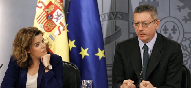 La vicepresidenta del Gobierno, Soraya Sáenz de Santamaría, y el ministro de Justicia, Alberto Ruiz-Gallardón.