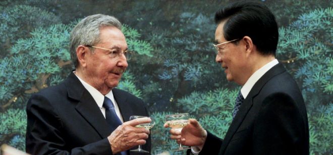 El presidente de Cuba, Raul Castro (i), y su homólogo chino, Hu Jintao.