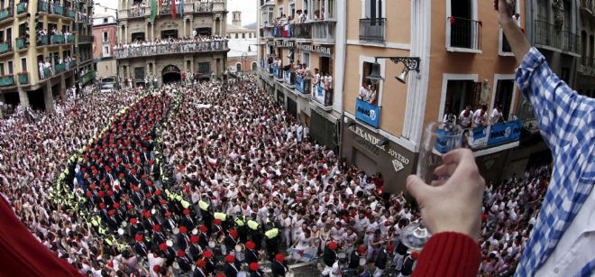 Miles de personas celebran en la Plaza del Ayuntamiento de Pamplona el inicio de la fiesta de los sanfermines 2012, tras el lanzamiento del tradicional 