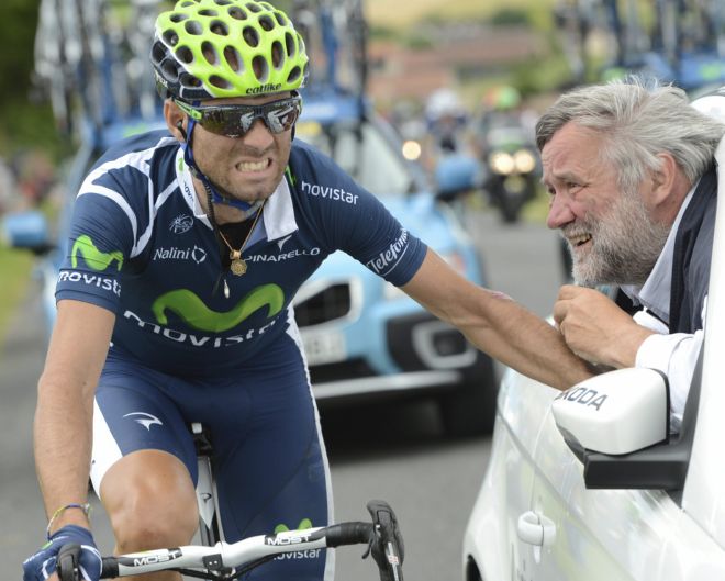El español Alejandro Valverde recibe asistencia médica tras una caída.