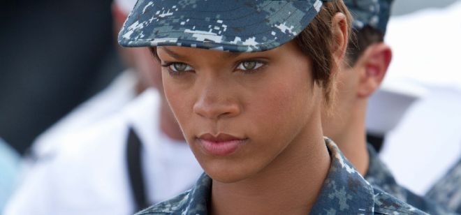 Fotograma en donde aparece la cantante y actriz Rihanna, en el papel de Raikes.
