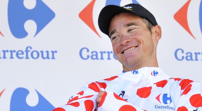 El ciclista francés del equipo Europcar Thomas Voeckler, se pone el jersey de rey de la montaña.