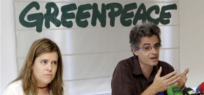 El director general de Greenpeace España, Mario Rodríguez, junto a la responsable de Costas de Greenpeace, Pilar Marcos,.