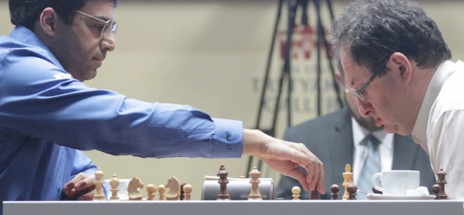 El jugador indio Viswanathan Anand hace una jugada ante el israelí Boris Gelfand.
