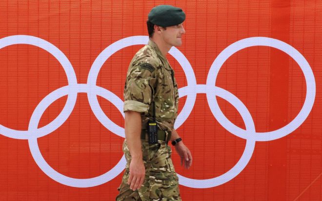 Un soldado británico camina por la villa olímpica de Stratford.