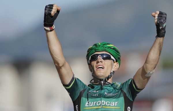 El francés Pierre Rolland (Europcar) celebra tras ganar la undécima etapa del Tour de Francia, entre Albertville y La Toussuire-Les Sybelles.