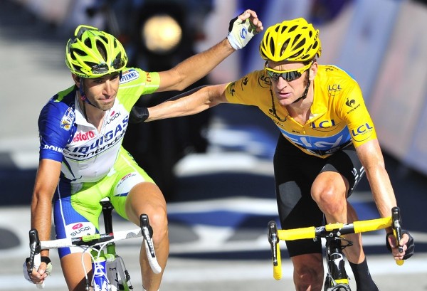 El italiano Vincenzo Nibali (Liquigas-Cannondale) (i) y el británico Bradley Wiggins (Sky) (d) pedalean durante la undécima etapa del Tour de Francia.