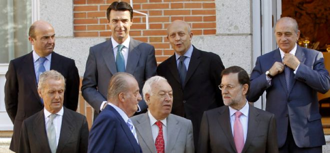 El rey Juan Carlos, junto al presidente del Gobierno, Mariano Rajoy (abajo-d), se prepara para posar en la foto de familia.
