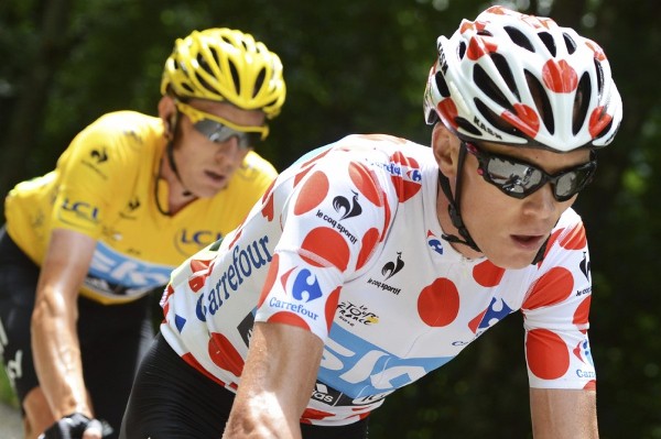 Bradley Wiggins (i) rueda detrás de su compañero y líder de la montaña, Christopher Froome, durante la octava etapa del Tour de Francia.