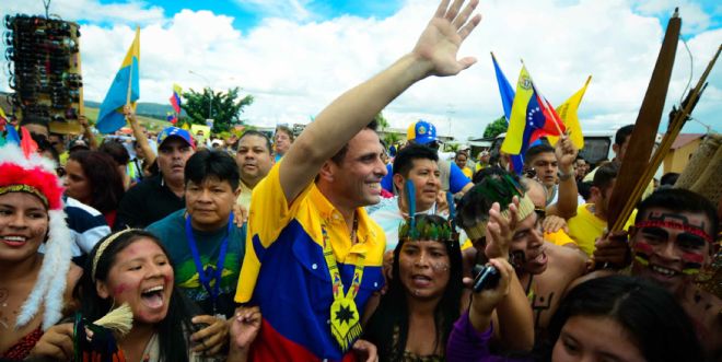 Henrique Capriles Radonsky saluda a sus simpatizantes. 