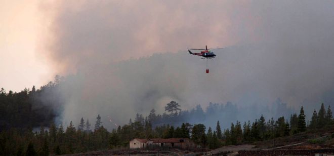 Un helicóptero del Gobierno de Canarias intentaba sofocar las llamas en la zona de Ifonche.