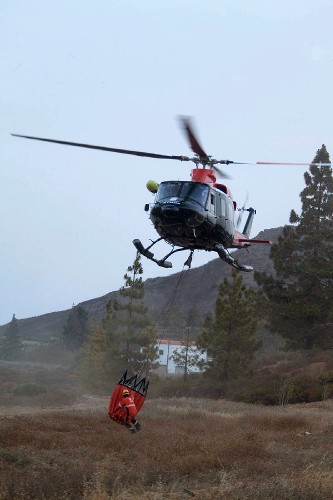 Un helicóptero del Gobierno de Canarias realiza maniobras.