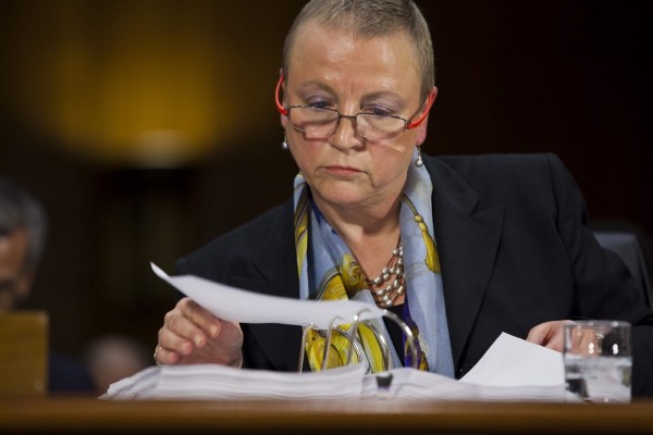 La presidenta de la división de HSBC América, Irene Dorner, estudia unos documentos antes de declarar.
