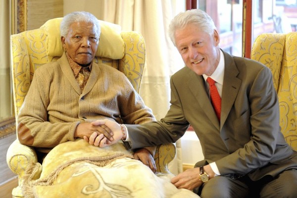 Un fotografía facilitada el martes 17 de julio de 2012 muestra al expresiente de Sudáfrica y Premio Nobel de la Paz Nelson Mandela (i) saluda a Bill Clinton (d).