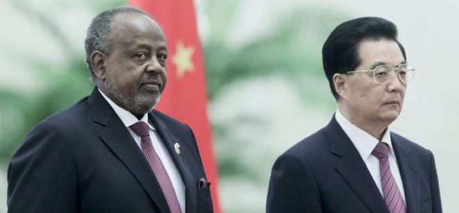 El presidente chino Hu Jintao (d) posa junto al presidente de Yibuti, Ismail Omar Guelleh (i).