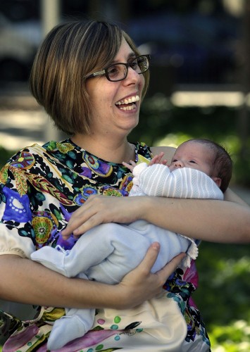 Vanessa Pastor, una mujer que padecía un cáncer de ovarios que ponía en riesgo su capacidad reproductiva, posa con su hijo Mario.