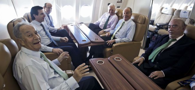 El rey de España, don Juan Carlos, durante el vuelo hacia Moscú hoy, miércoles 18 de julio de 2012, con varios ministros del gabinete de Mariano Rajoy y empresarios españoles.