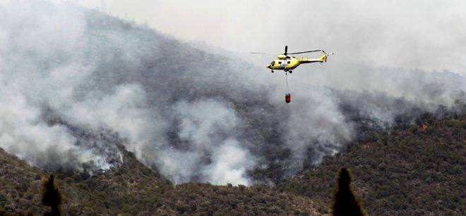 Un helicóptero trabaja en las labores de extinción del incendio forestal declarado en la isla de Tenerife.