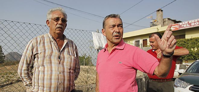 El presidente del Gobierno de Canarias, Paulino Rivero(d), conversa con un vecino de Ifonche.