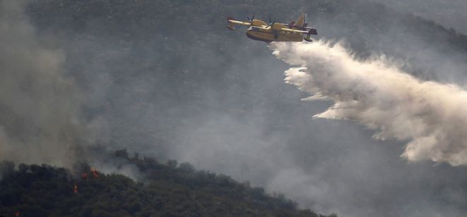 Uno de los hidroaviones que trabaja en la extinción del incendio forestal.