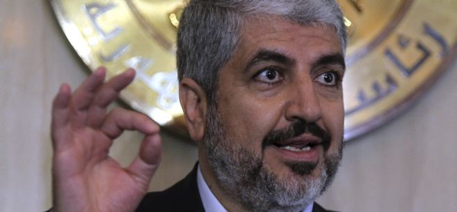 El Jefe del brazo político de Hamas, Khaled Meshal, (c).