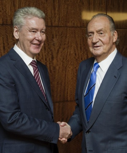 El rey de España, Juan Carlos I, saluda hoy, 19 de julio de 2012, al alcalde de Moscú, Serguéi Sobianin (i).