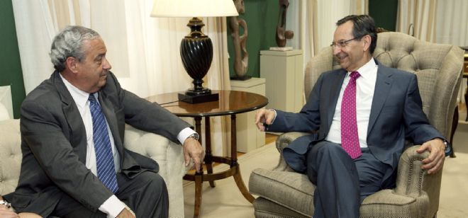 El presidente del Parlamento de Canarias, Antonio Castro Cordobés (d), conversa con el presidente del Tribunal Superior de Justicia de Canarias (TSJC), Antonio Castro Feliciano (i).