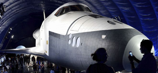 Varias personas observan el transbordador espacial Enterprise.