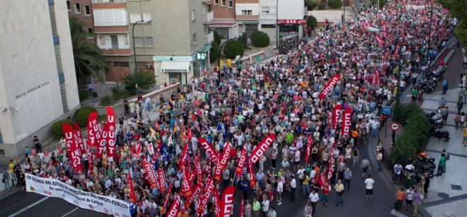 Miles de personas participan en Zaragoza en la multitudinaria manifestación convocada por los sindicatos en contra de los recortes del gobierno central.