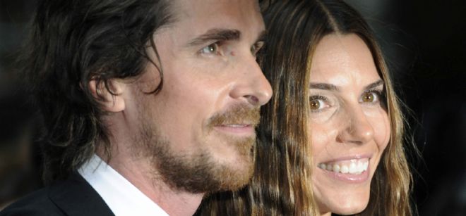El actor británico Christian Bale (i) y su esposa Sibi Blazic (d).