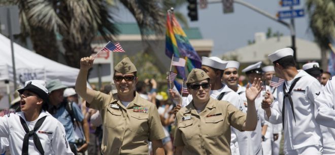 Integrantes de las Fuerzas Armadas estadounidenses participan en un desfile del orgullo gay.