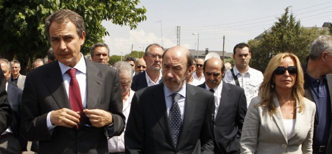 El ex presidente del Gobierno, Jose Luís Rodríguez Zapatero (i), acompañado por el líder del PSOE, Alfredo Pérez Rubalcaba (c), y la socialista Trinidad Jiménez.