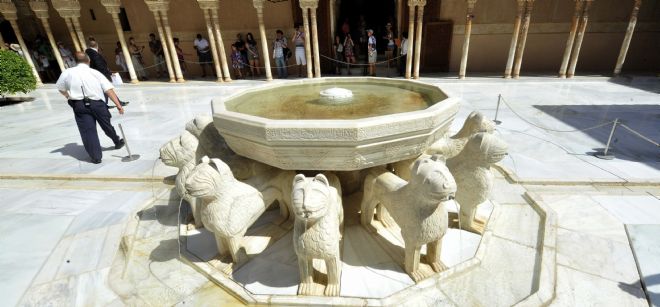 El Patio de los Leones, el más conocido de la Alhambra de Granada y símbolo de la riqueza decorativa y del complejo hidráulico del recinto.