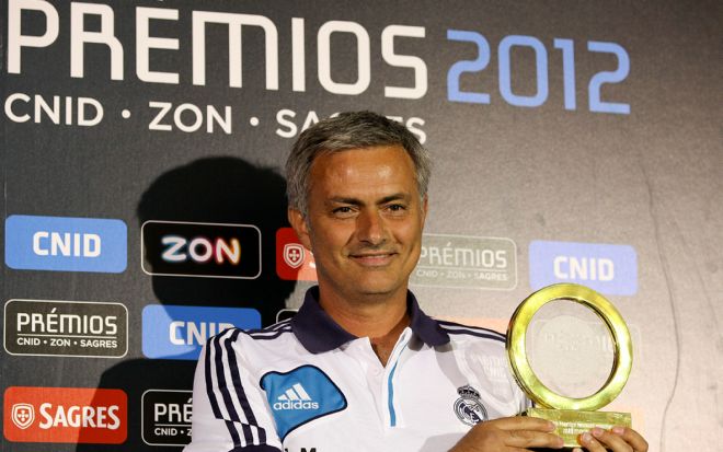 El entrenador del Real Madrid, el portugués Jose Mourinho, posa con el premio de la asociación de periodistas deportivos de Portugal (CNID).