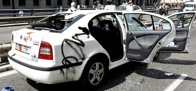 Un taxi que circulaba con pasajeros, el pasado día 27, por la calle Raimundo Fernández Villaverde de Madrid fue abordado por otros taxistas